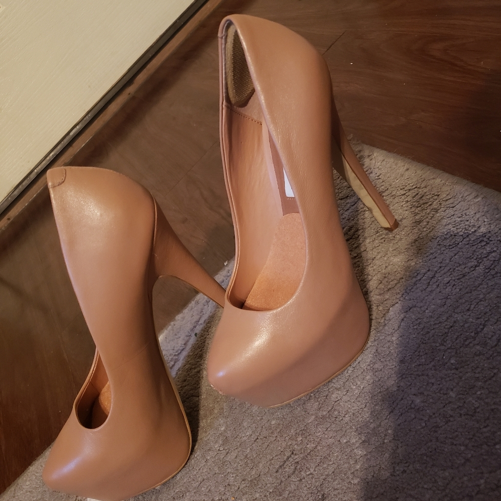 Steve Madden nude platform pumps size 5